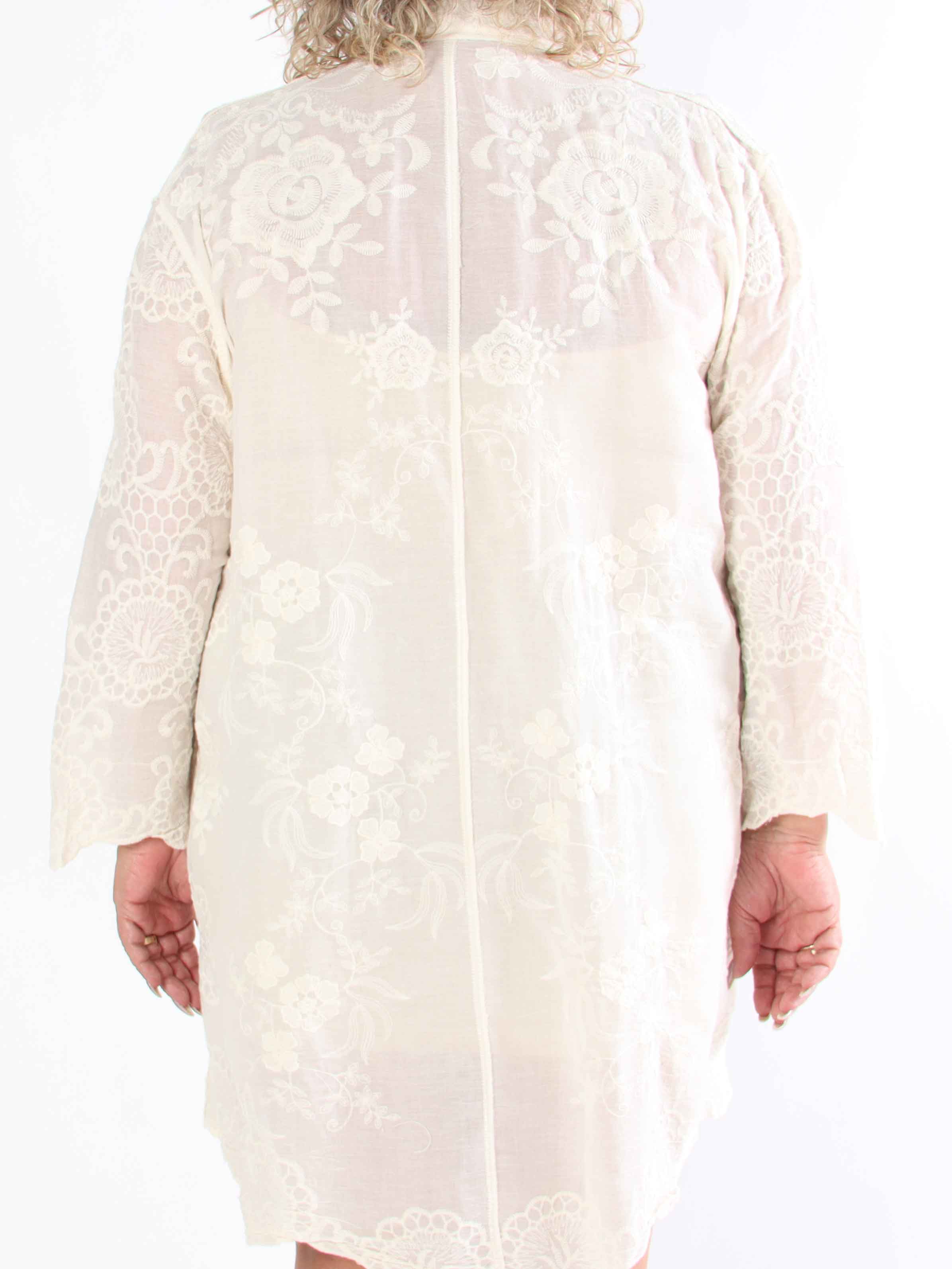 Cynthia - Söt bomullsskjorta i plusstorlek med fint broderi